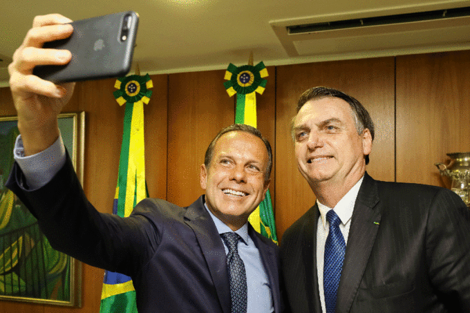 Vacinas, vacinação e a luta Bolsonaro x Dória.
